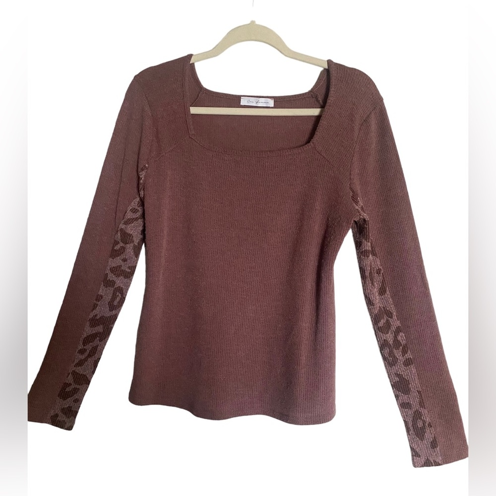 Womens beautiful long sleeve top. Size Medium. Measurements in pictures.